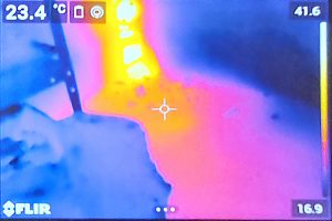Bild einer Wärmebildkamera auf dem diffus blaue, gelbe und rote Flächen erkennbar sind.
