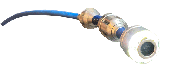 Eine freigestellte Endoskop-Kamera ist zu sehen. Sie hat ein blaues Kabel.